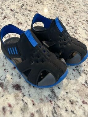 wonder nation Black and Blue Toddler Closed-Toe Sandals